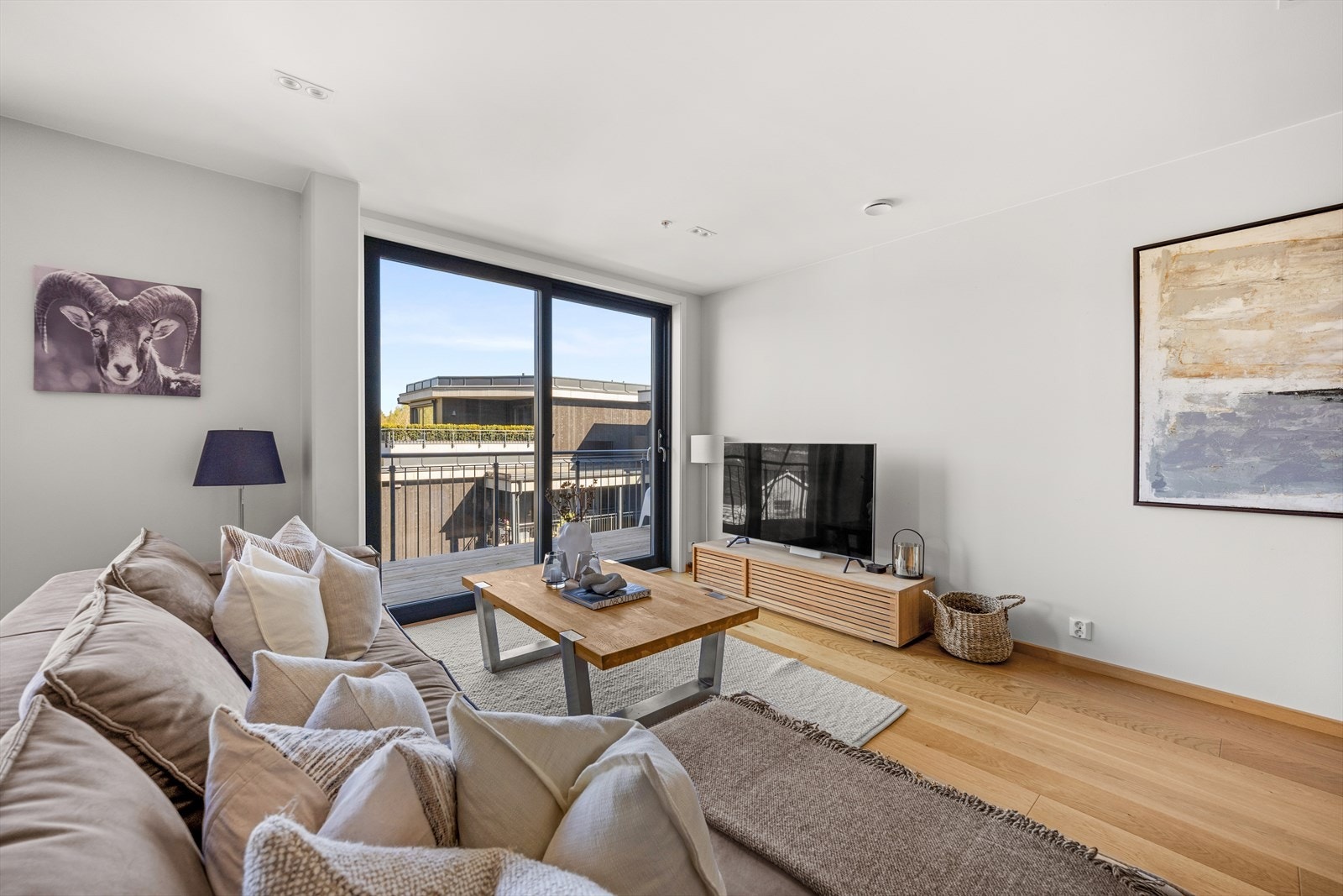 Rommet er romslig med god plass til sofagruppe. Galleribilde