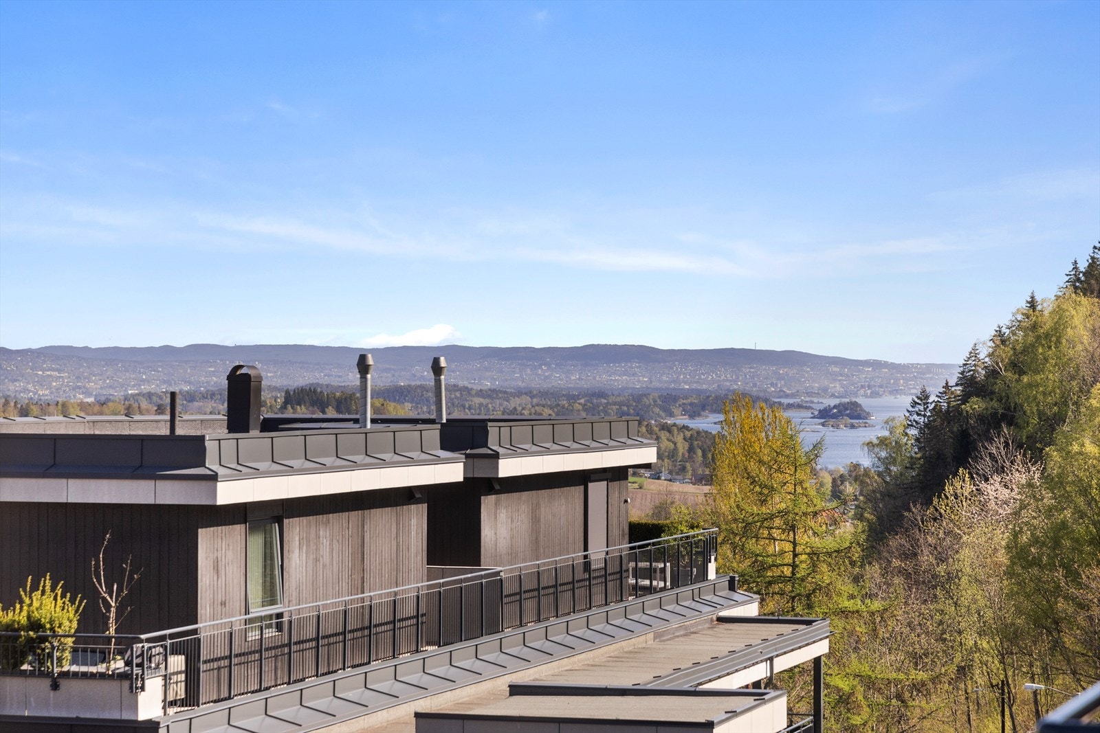Flott utsikt mot nærområdet, deler av fjorden og Oslo. Galleribilde