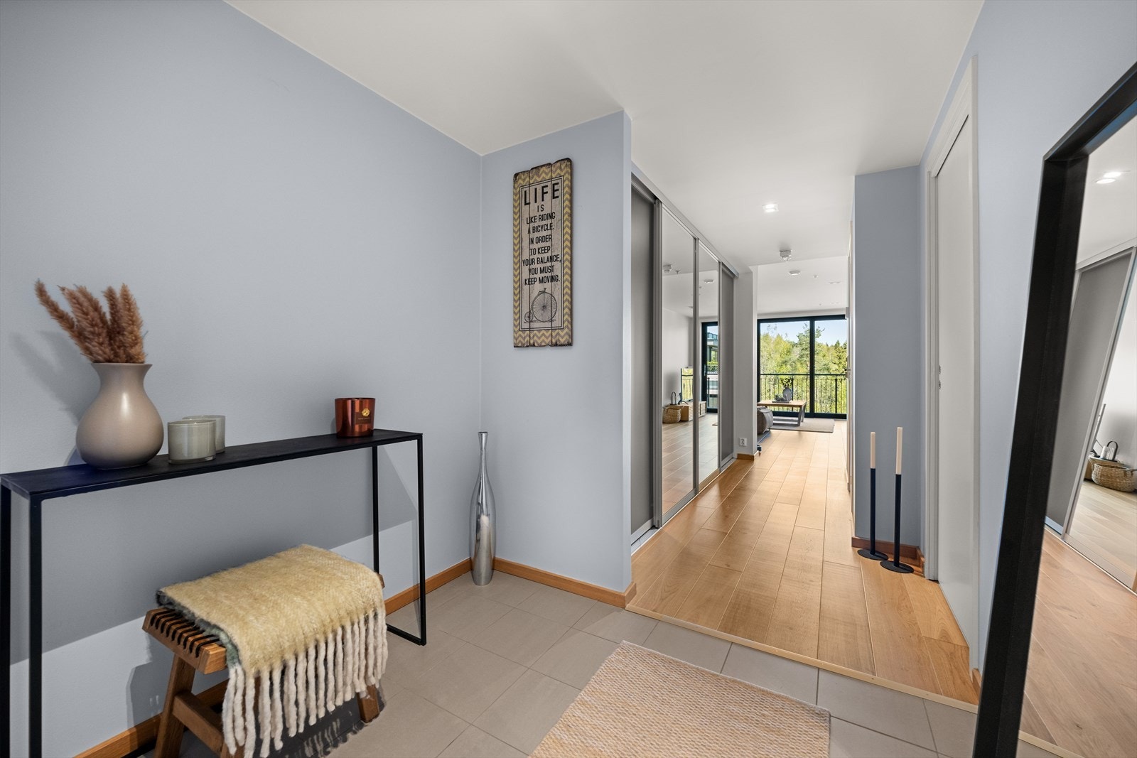 Entréen fremstår lys og romslig, med flislagt gulv og behagelig vannbåren gulvvarme. Galleribilde