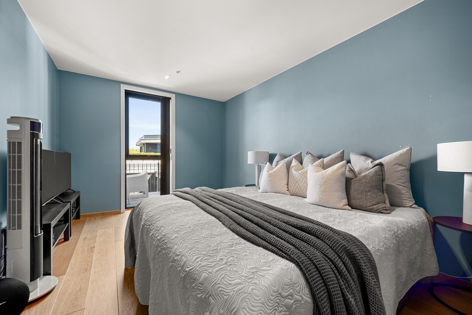 God plass til dobbeltseng og nattbord. Galleribilde