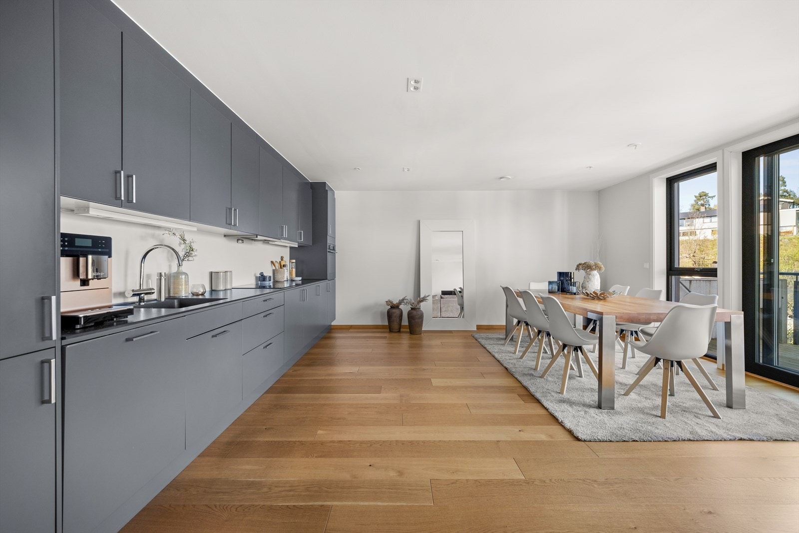 Kjøkkenet ligger i åpen løsning mot stuen og er innredet med moderne løsninger fra Sigdal. Galleribilde