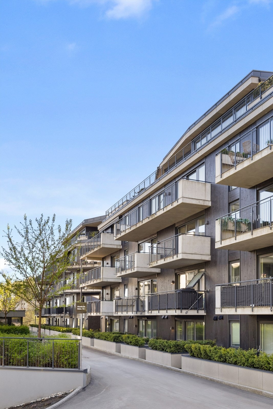 Leiligheten har adkomst via et pent opparbeidet fellesområde, med heis direkte til leilighetsplan. Galleribilde