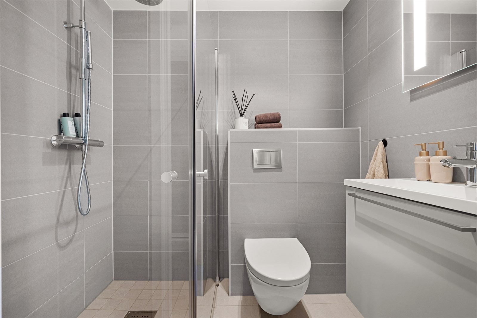 Leilighetens andre bad holder tilsvarende standard, med samme type innredning, dusjhjørne og vegghengt toalett. Galleribilde