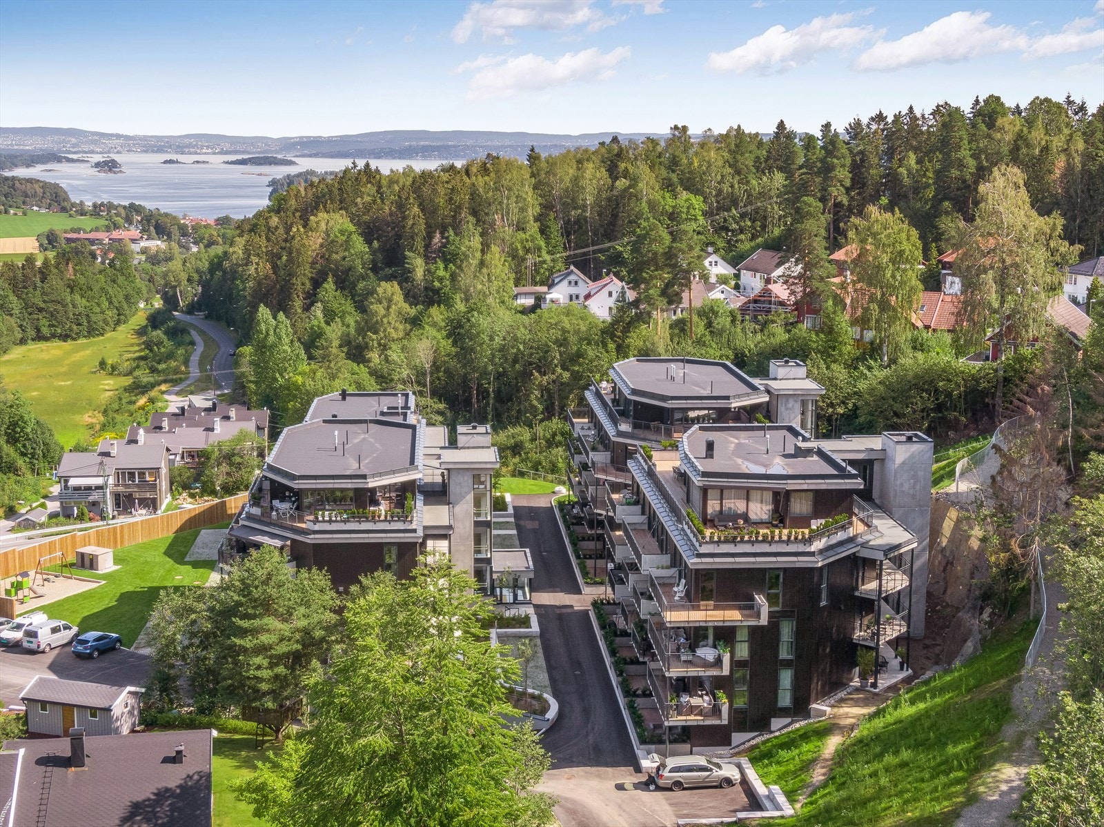 Fra eiendommen er det kort vei ned til Asker seilforening og Sjøvollbukta. Galleribilde