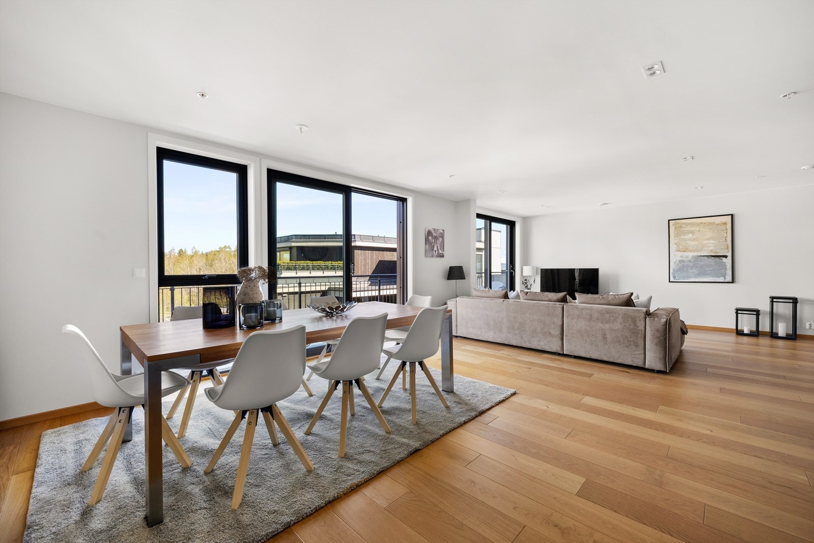 Store vindusflater gir mye naturlig lys og fin utsikt mot nærområdet. Galleribilde