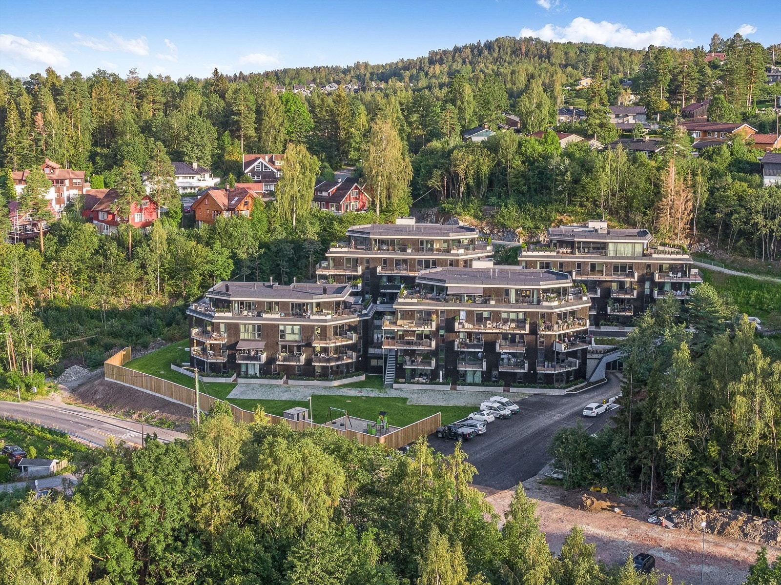 Området er barnevennlig og byr på kort vei til fjorden med badestrender og havner. Galleribilde