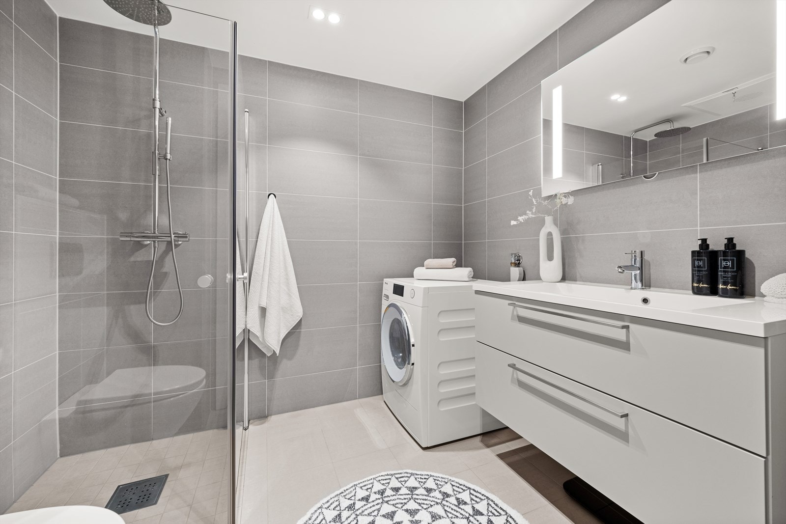 Hovedbadet har adkomst fra hovedsoverommet og fungerer i tillegg som vaskerom. Galleribilde