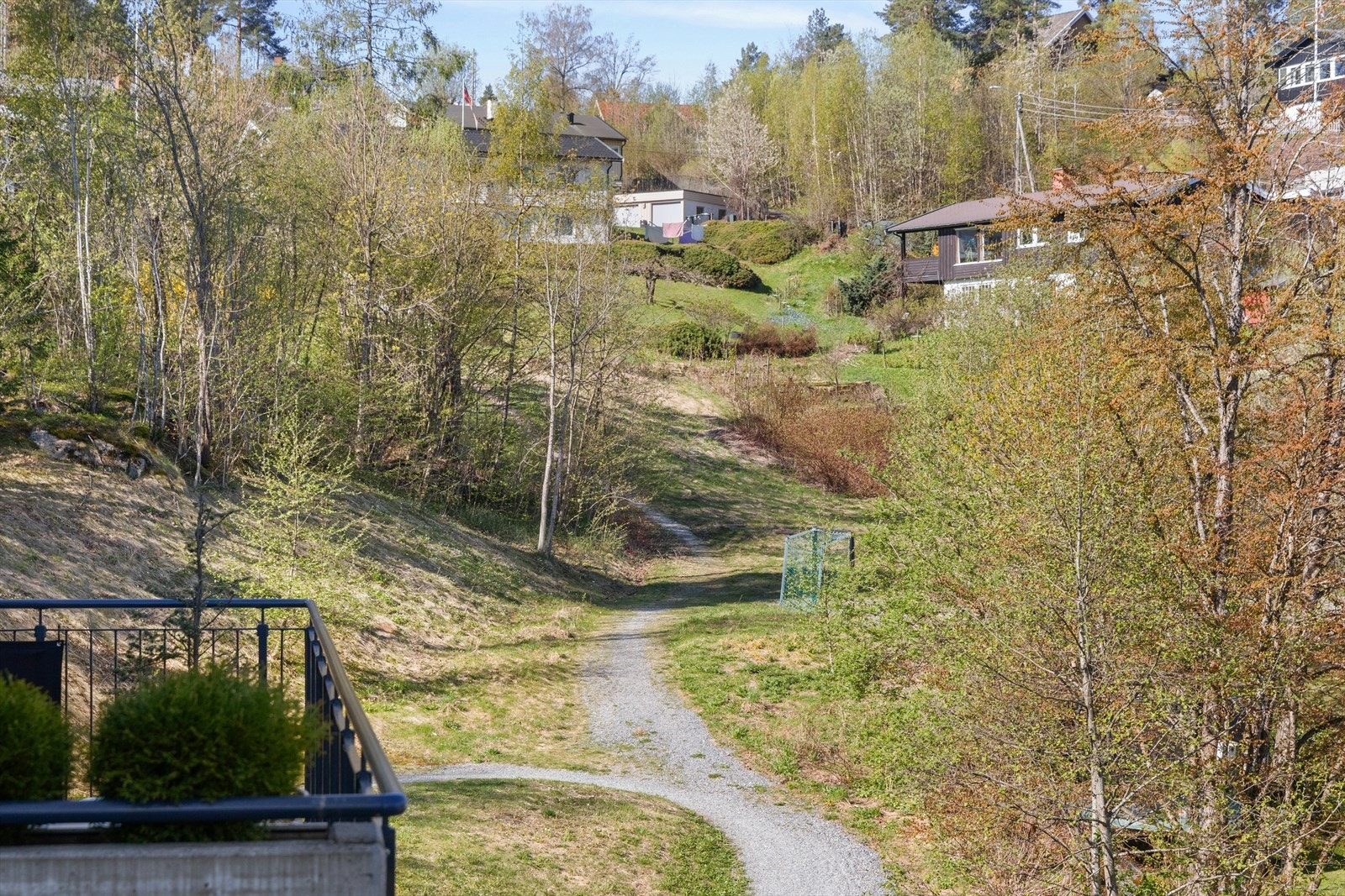 Det er interne stier som gir kort avstand til bussholdeplass Jørgens Vei. Galleribilde