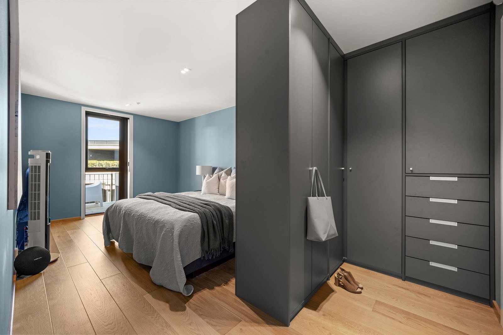 Hovedsoverommet har gode oppbevaringsmuligheter i stor garderobeløsning. Galleribilde