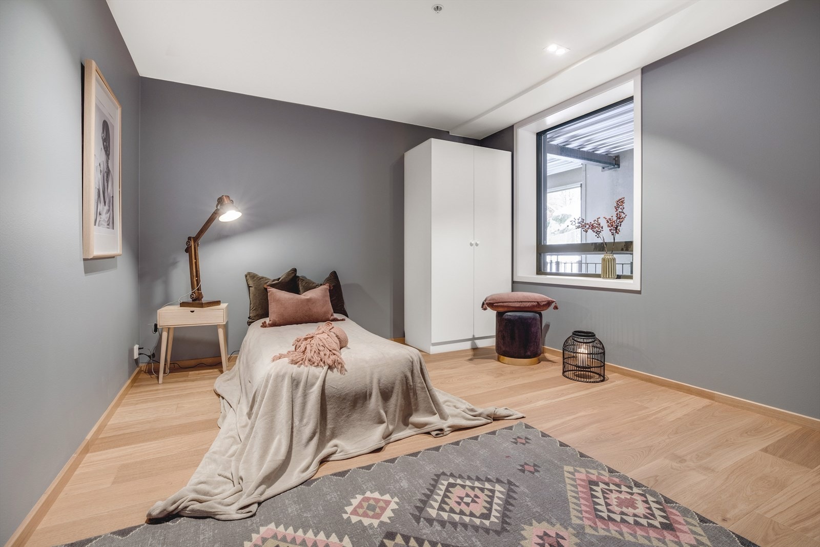 Leilighetens andre soverom har også god størrelse og egner seg godt som barnerom, gjesterom eller hjemmekontor. Galleribilde