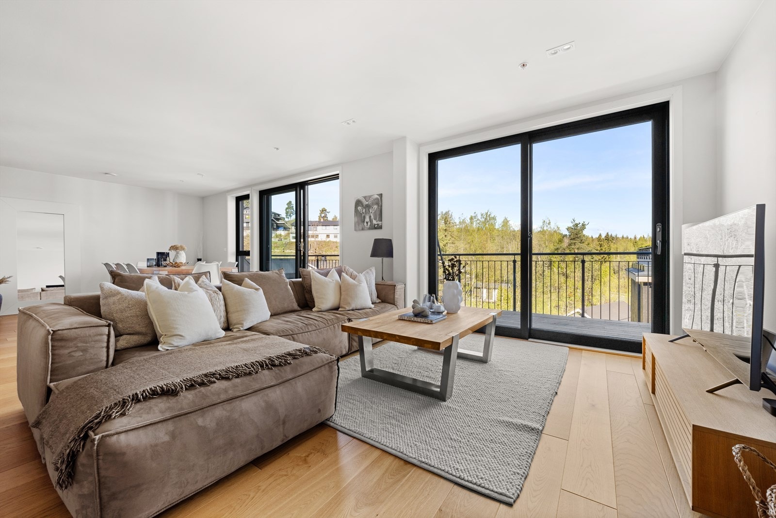 Stuen fremstår som lys og innbydende, med lyse vegger og gulv belagt med 1-stavs parkett med vannbåren varme. Galleribilde