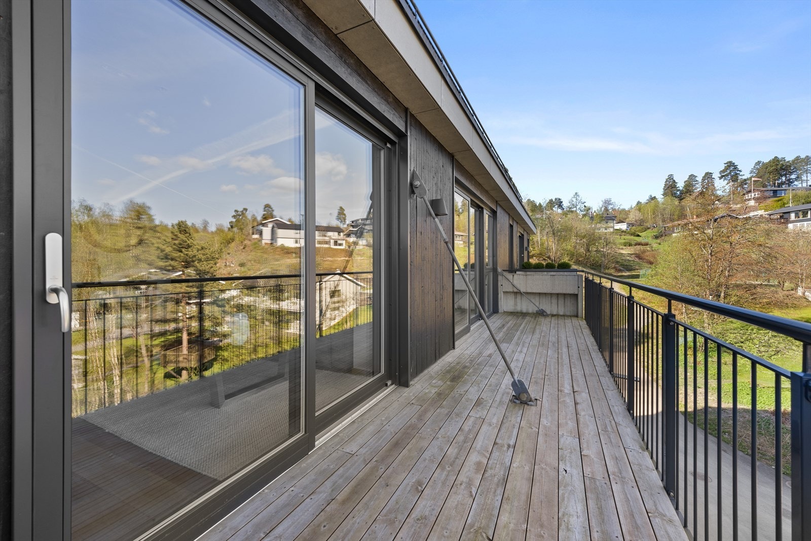 Balkongen har god plass til både sittegruppe og lounge. Galleribilde