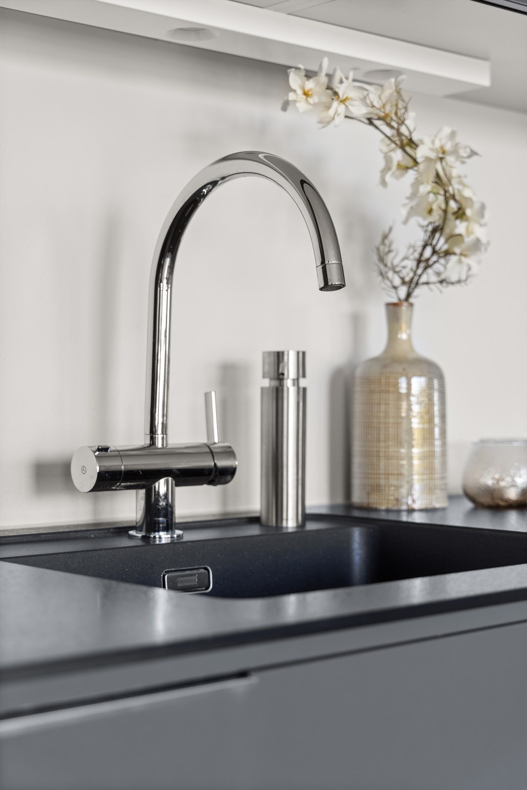 Kjøkkenfrontene er slette, og benkeplaten i høytrykkslaminat har underlimt vask. Galleribilde