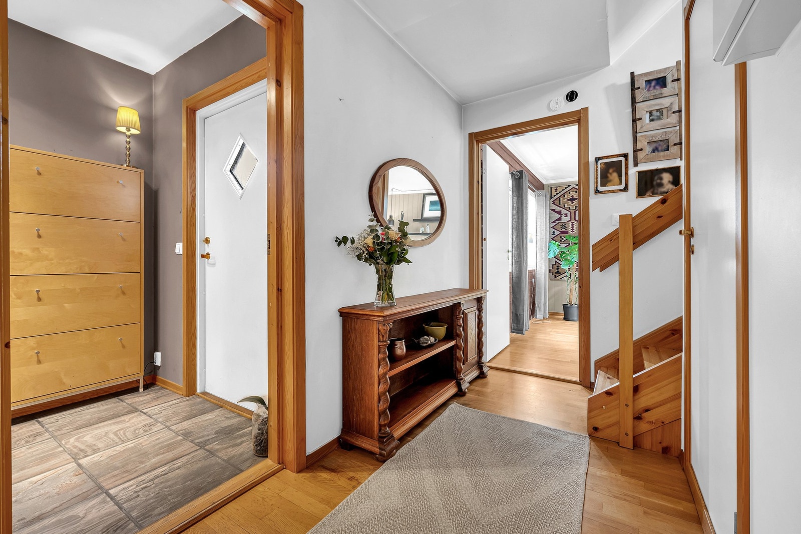 Videre inn i gangen er det parkett på gulvet, hvitmalte slette vegger og himling. Galleribilde