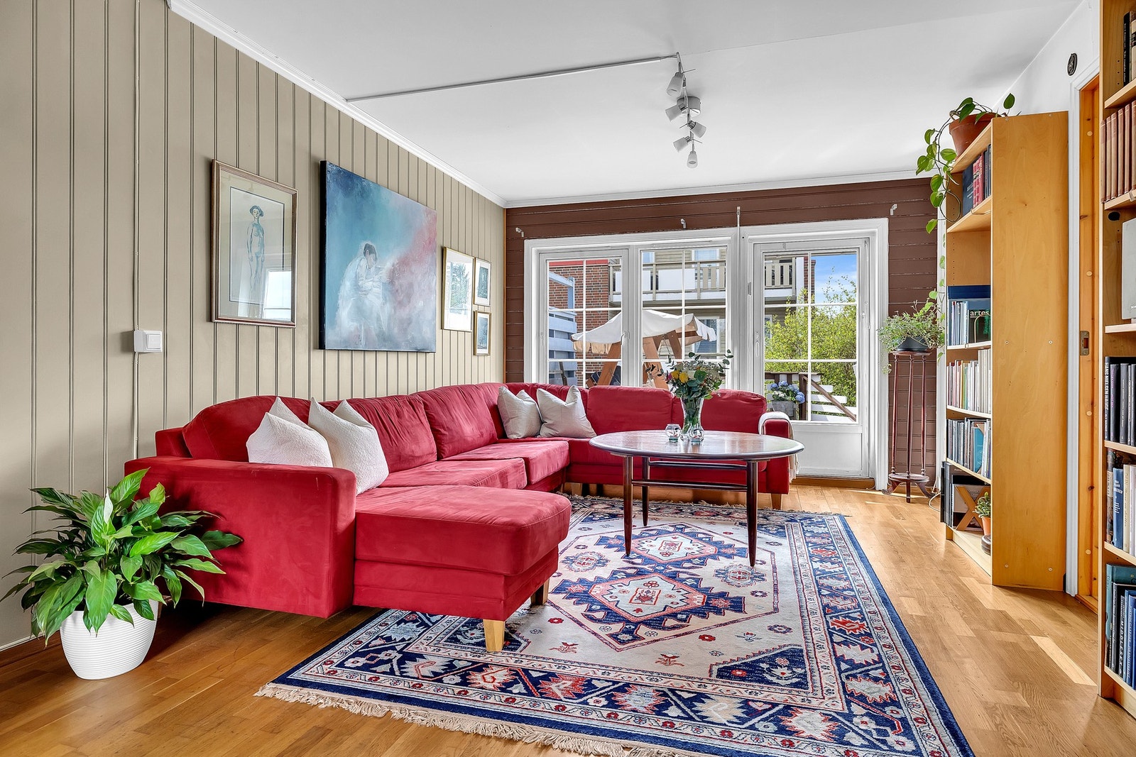 Her får du naturlig lys inn gjennom store vindusflater! Galleribilde