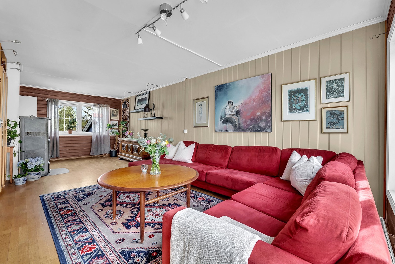 Fra stuen er det adkomst ut til terrassen. Galleribilde