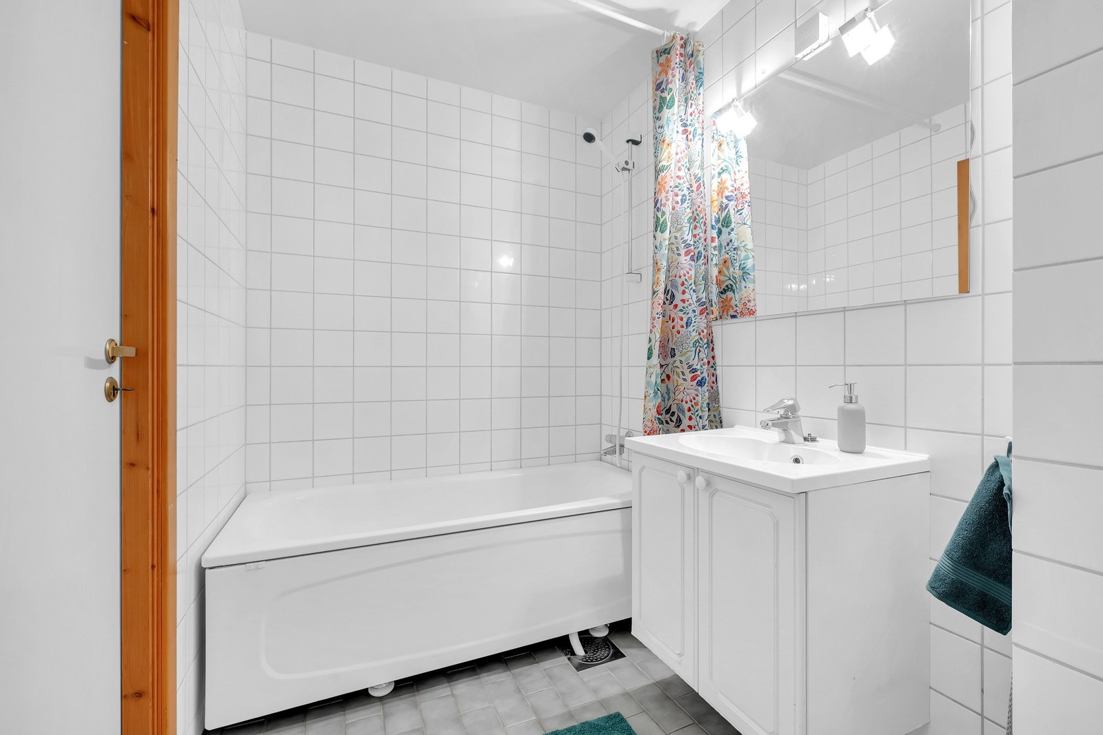 Innredningen består av WC, badekar og servant med ettgreps blandebatteri, samt vegghengt speil. Galleribilde