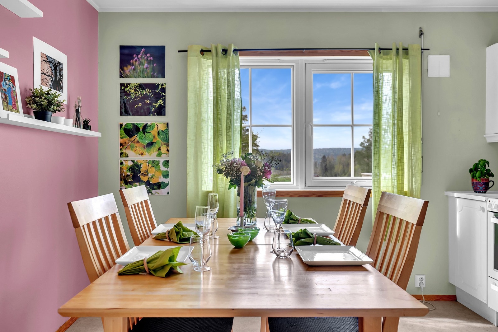 Videre er det plass til spisebord og det kommer naturlig lys inn gjennom vindusflatene. Galleribilde