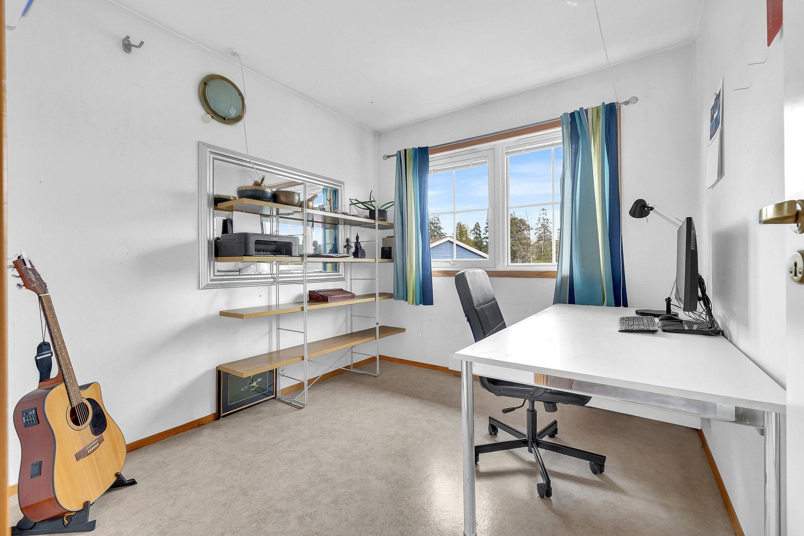 Soverom 4 benyttes i dag som kontor, hvor det er plass til skrivebord, hyller og annet ønskelig møblement. Galleribilde