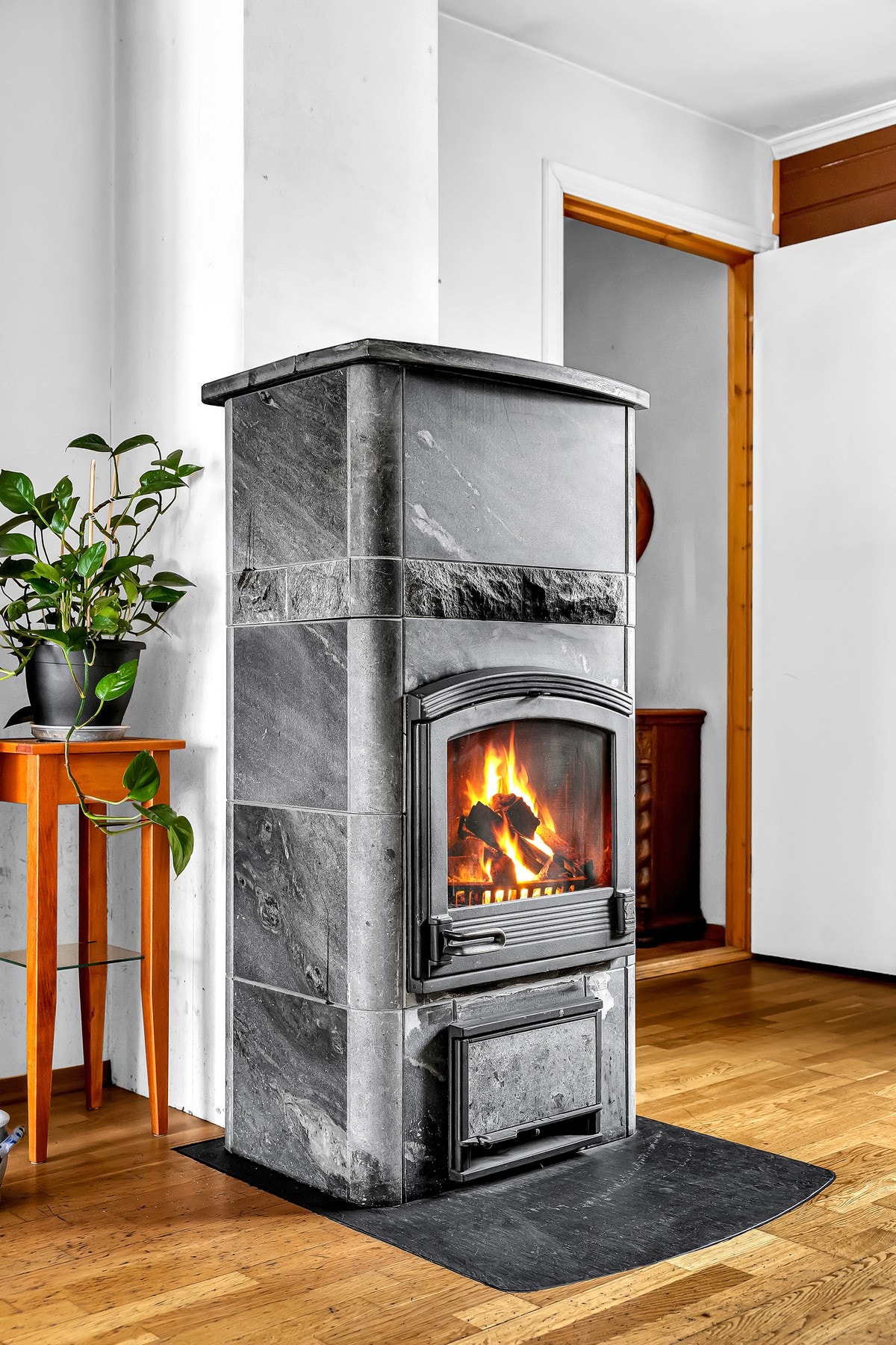 Det er montert klebersteinsovn som bidrar til varme og hygge på kjøligere vinterdager. Galleribilde