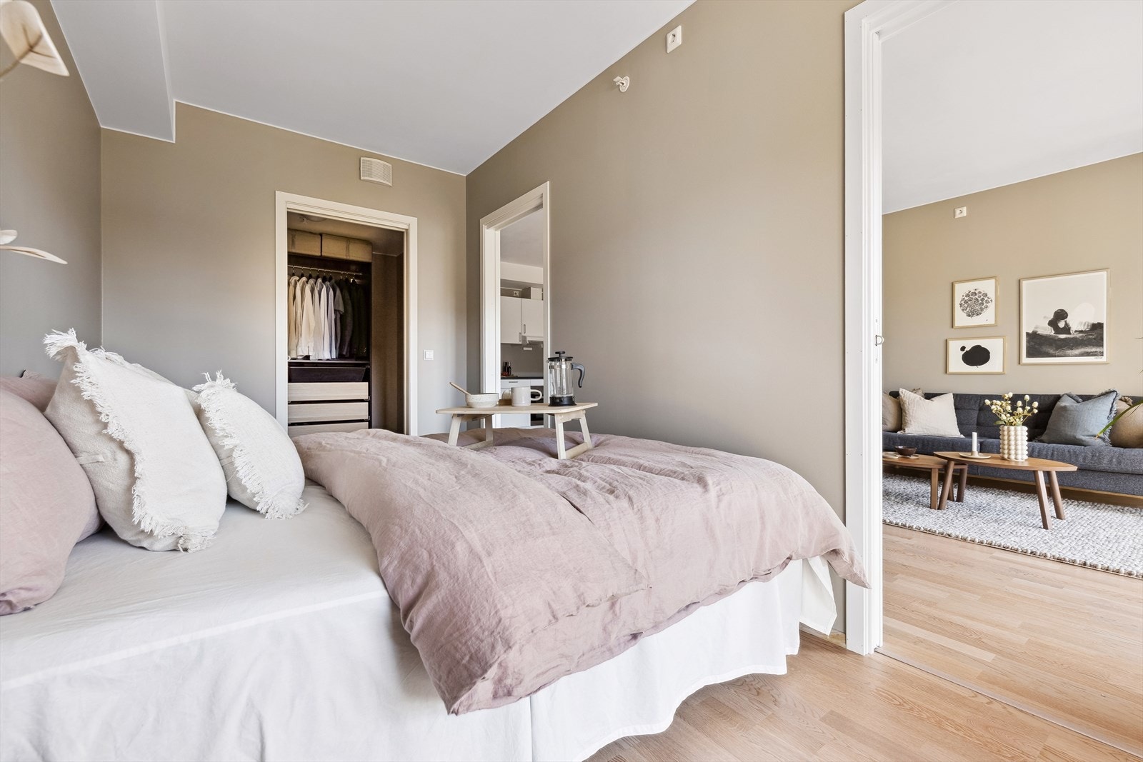 Soverom med et eget praktisk walk-in garderoberom. Galleribilde