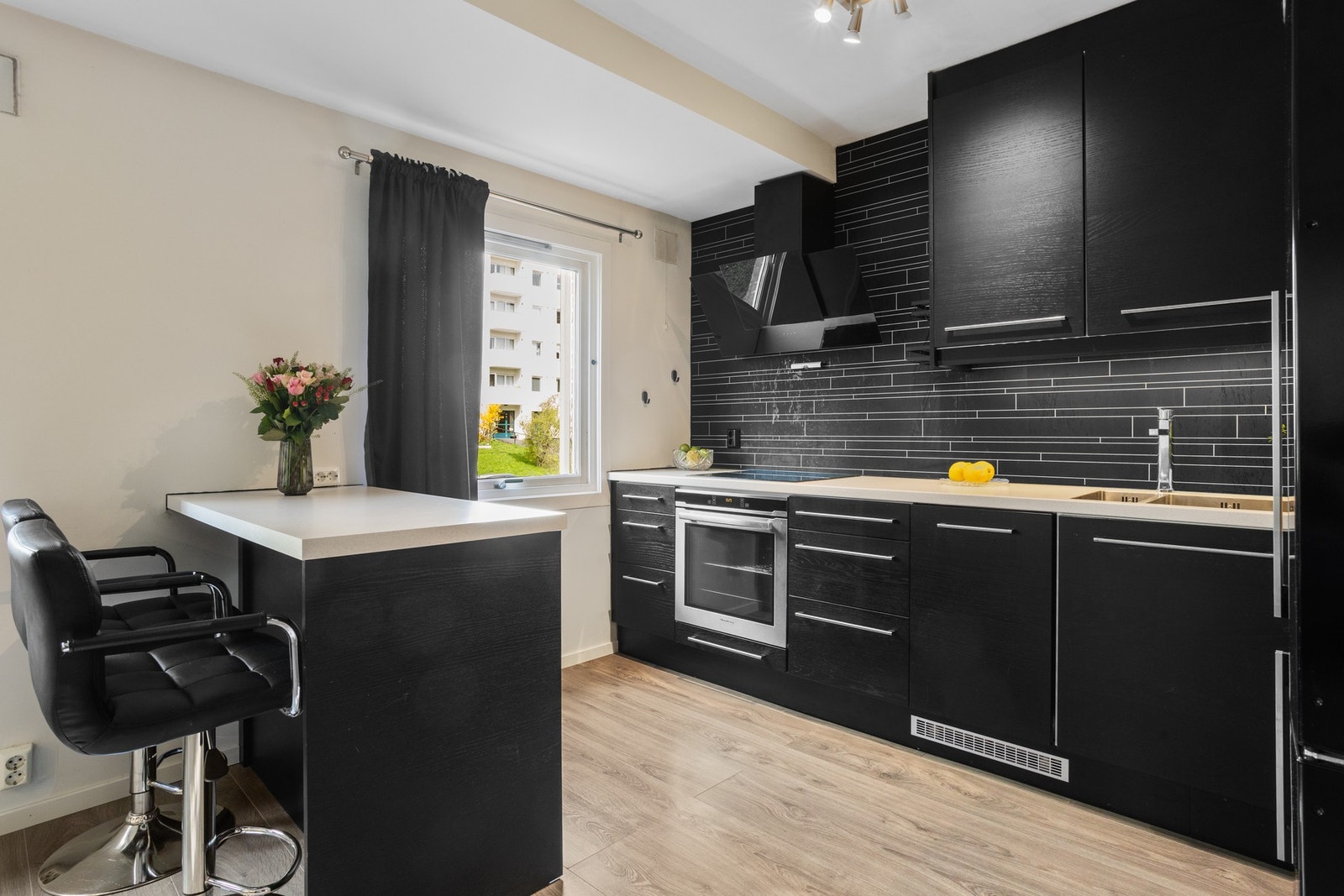 Kjøkken med godt med skap- og benkeplass. Galleribilde