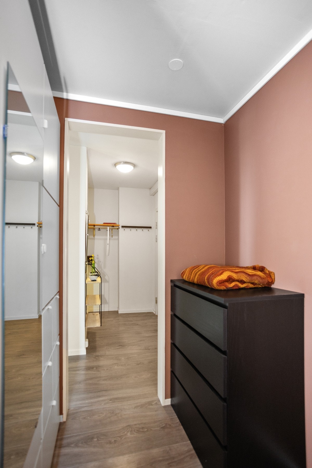 Sovealkove med garderobeskap. Galleribilde