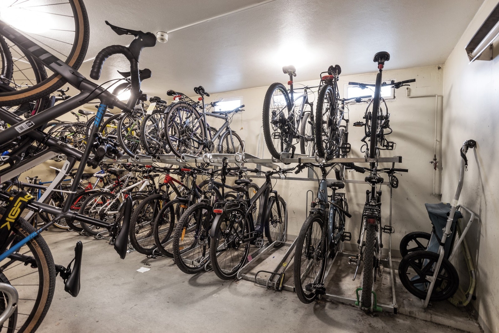 Felles sykkelbod og smørebenk for ski. Galleribilde