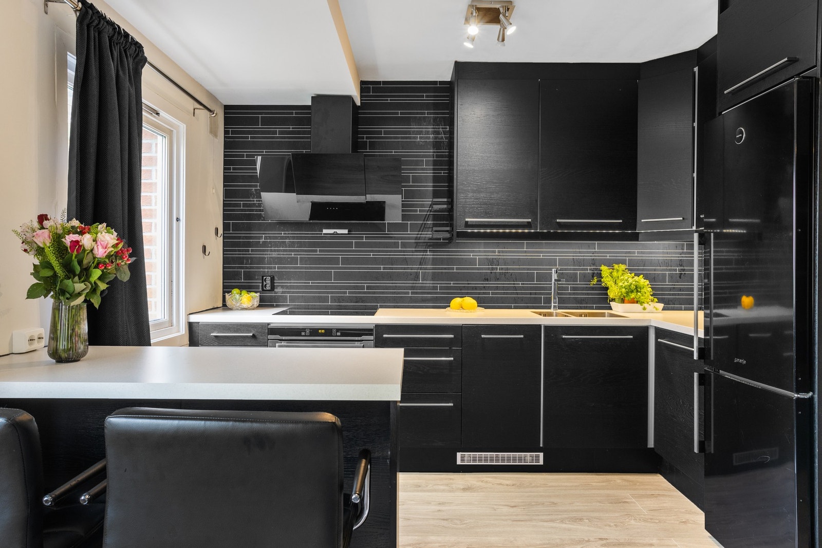 Integrert stekeovn, induksjonstopp og oppvaskmaskin. Nisje for kjøl/frys. Galleribilde