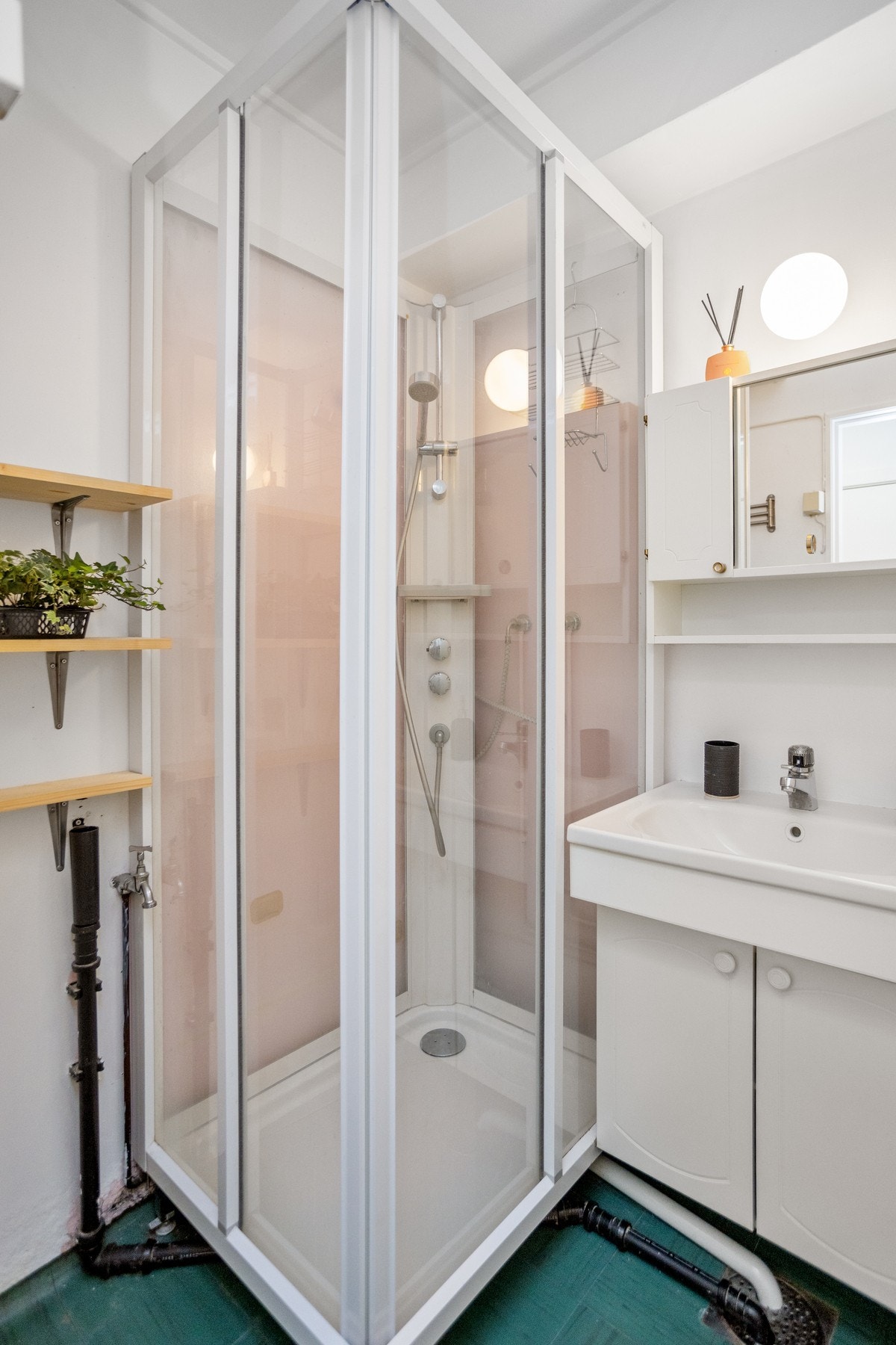 Nyere dusjkabinett. Badet har ellers behov for oppussing. Galleribilde