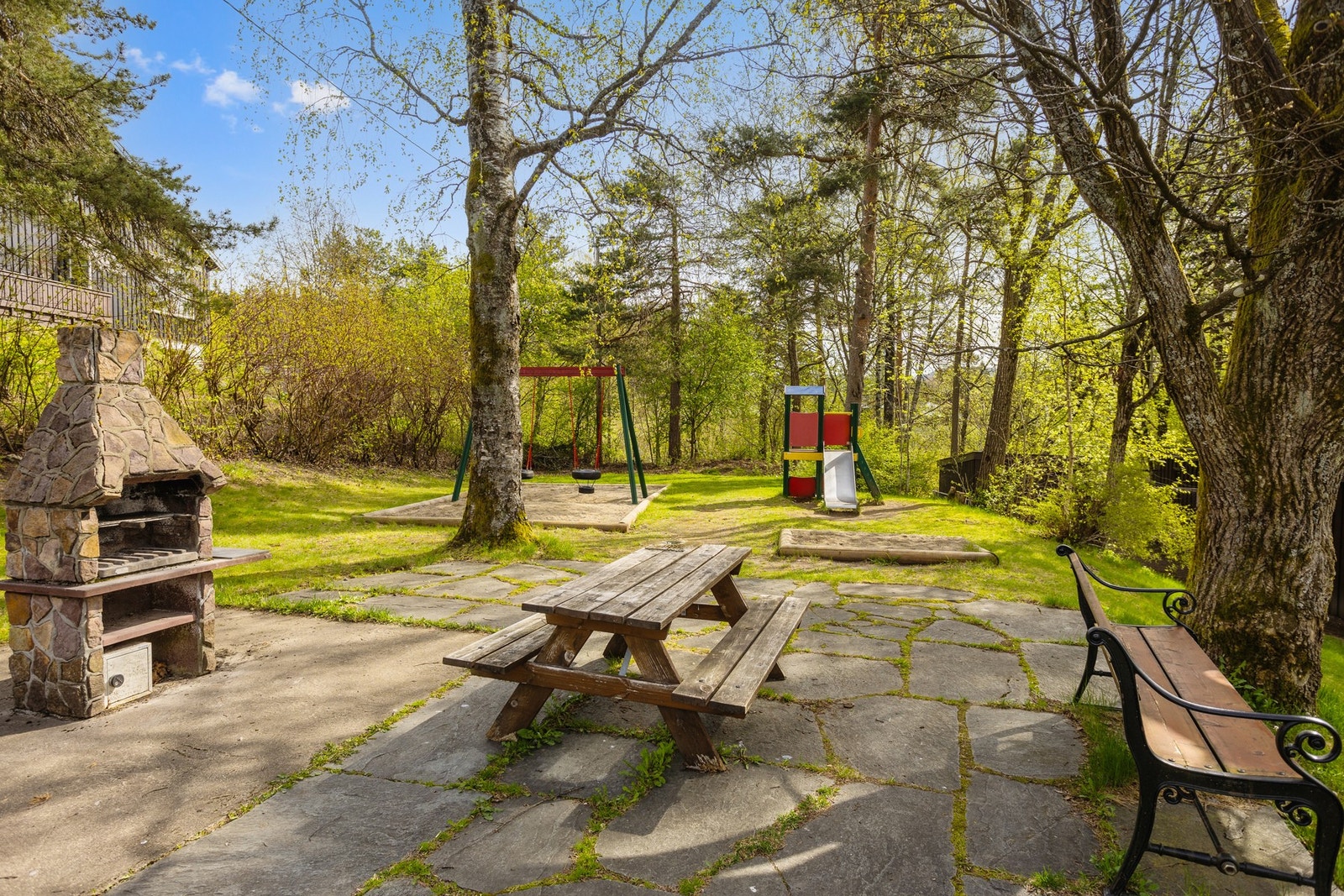 Hyggelig felles uteplass med grill og sittebenker. Galleribilde