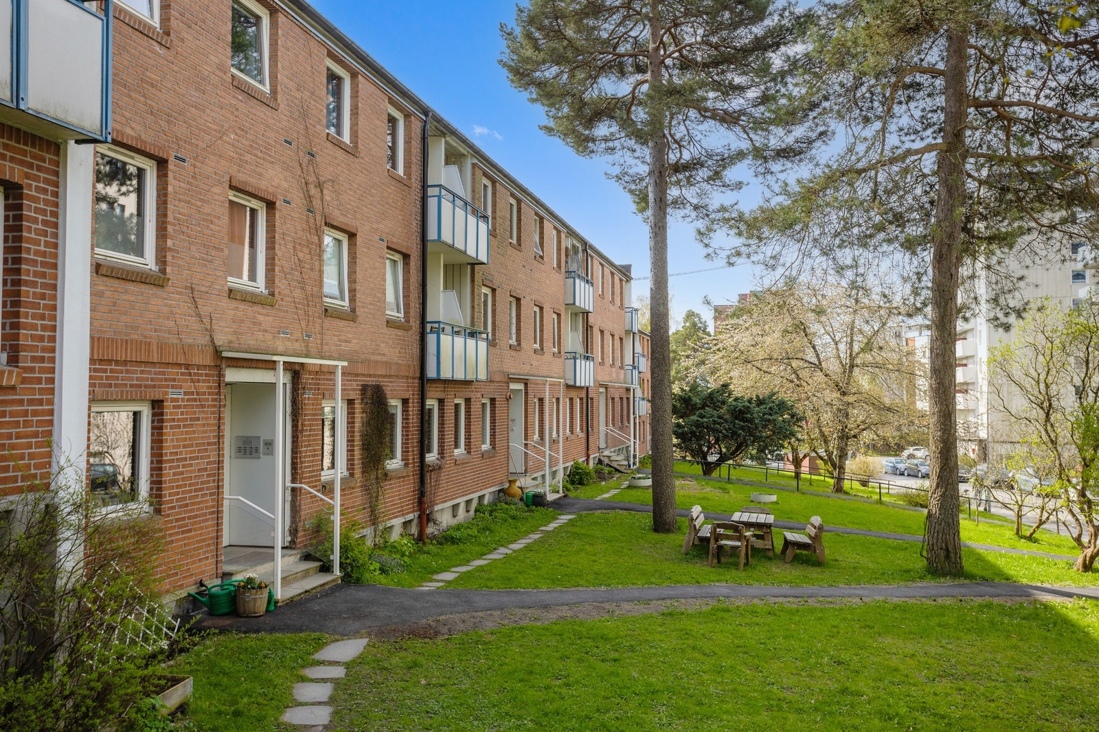 Området er preget av opparbeidede, grønne fellesarealer med sittegrupper, lekeplasser og turterreng i umiddelbar nærhet. Galleribilde