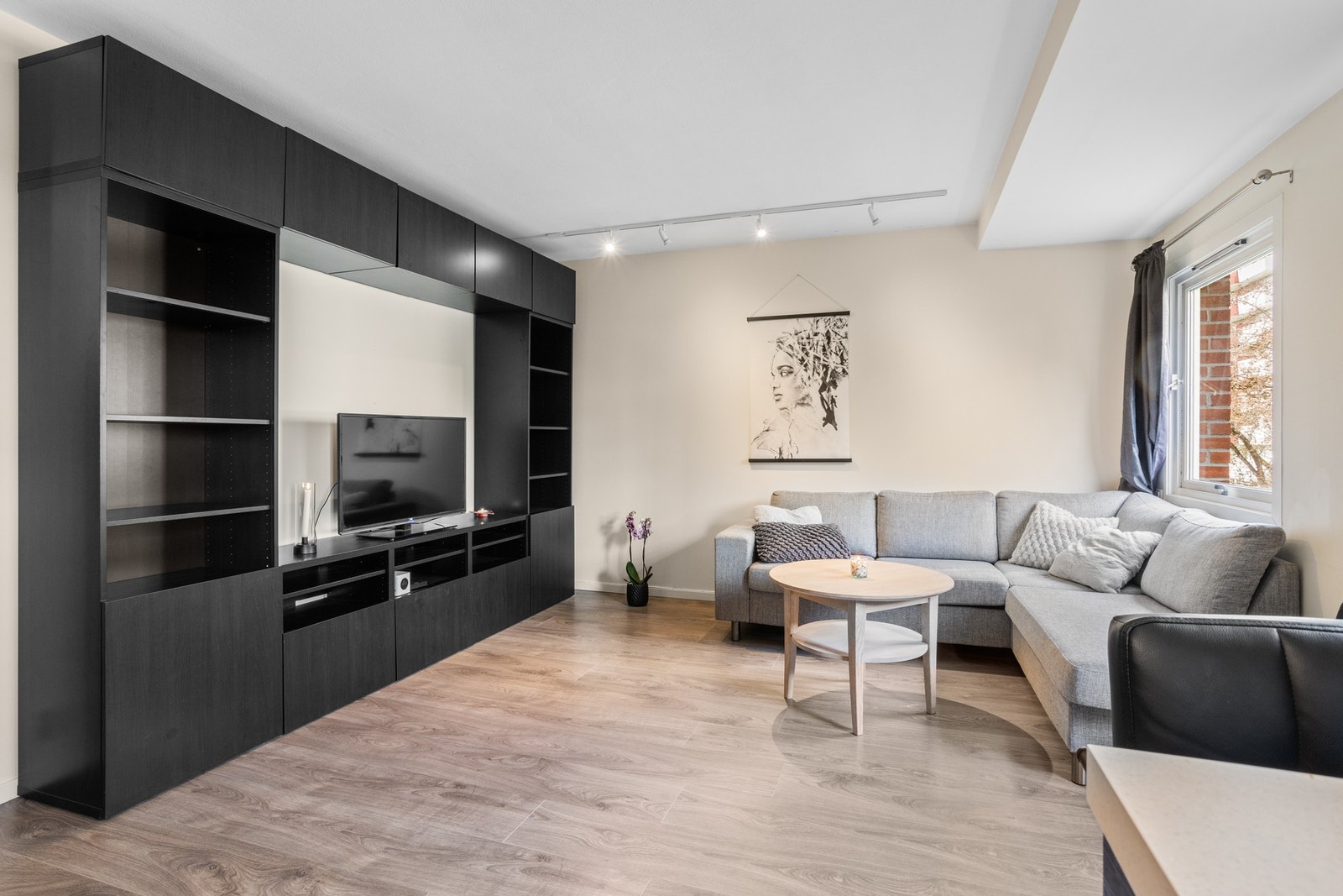 Romslig stue. Ekstra soverom kan også lages i enden av stuen. Galleribilde