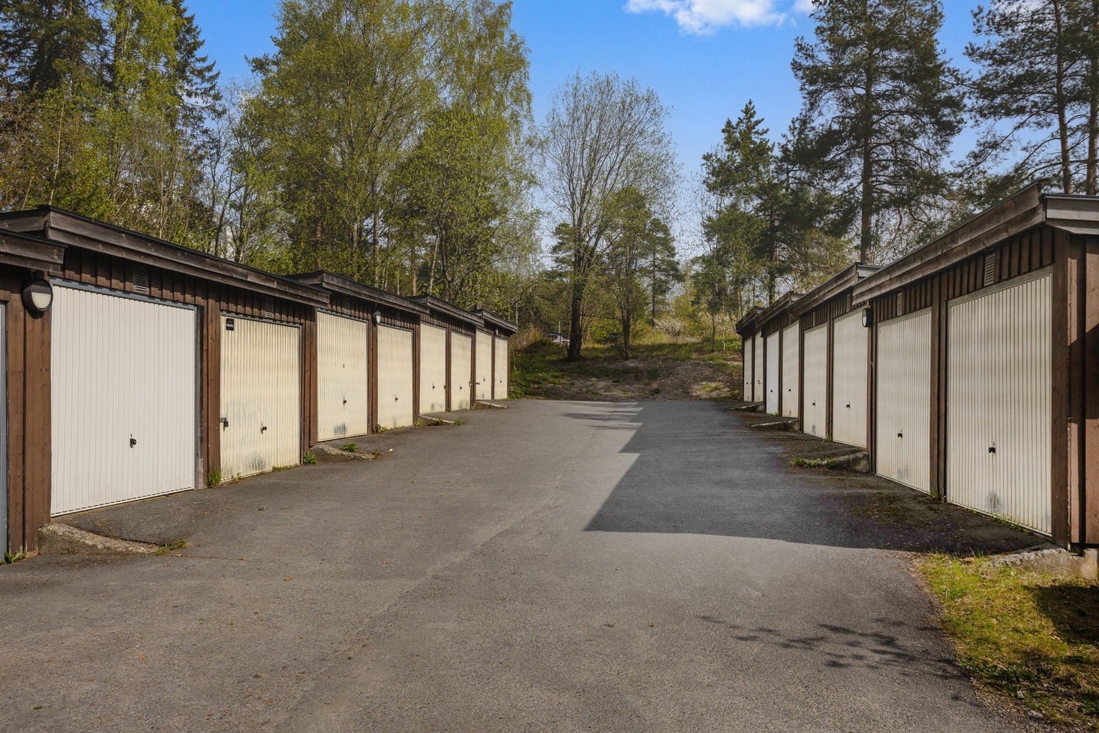 Enkelte andelseiere har kjøpt bruksrett til garasje (md. leie kr 400,- kommer i tillegg til felleskostnader for boligen). Bruksrett til garasjen følger ikke automatisk boligen ved salg. Galleribilde