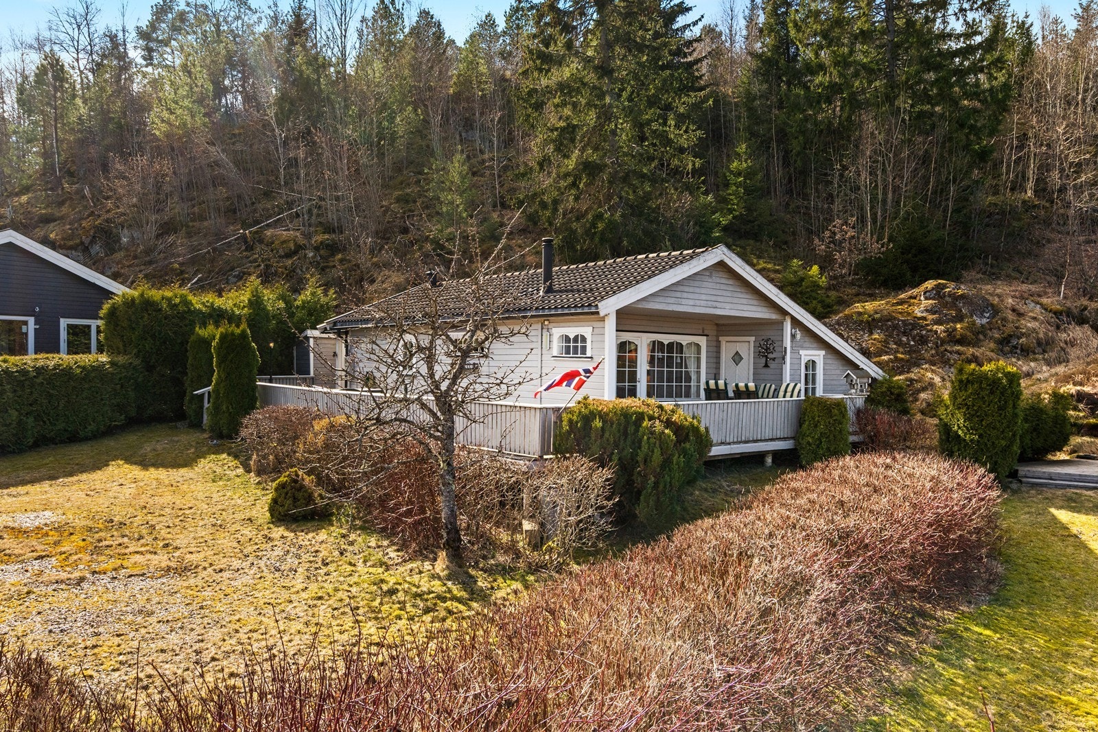 Hytta ligger idyllisk til i Skiptvedt, her kan du nyte flott utsikt over omkringliggende landskap og skogsområder. Galleribilde