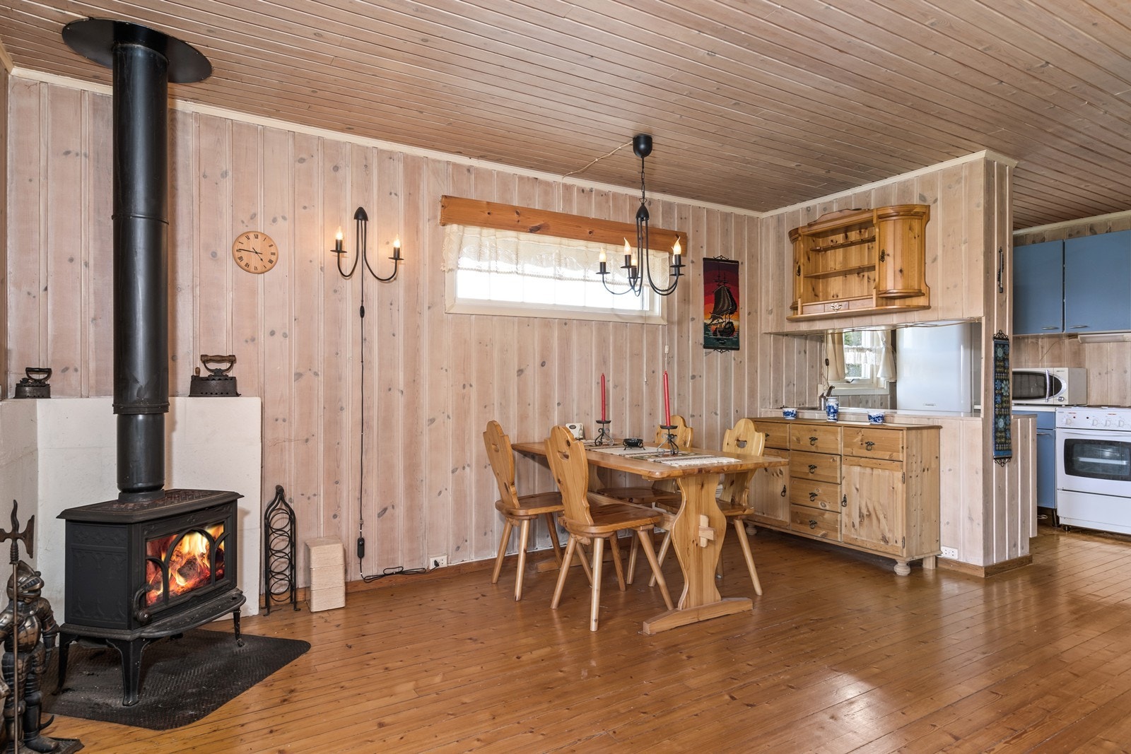 Peisovn som gir effektiv oppvarming og en hyggelig atmosfære året rundt. Galleribilde