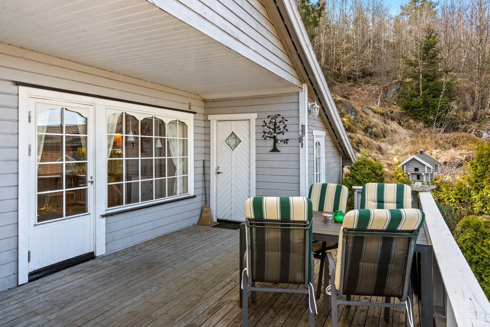 Terrasse rundt hytten på 3 sider på totalt ca. 90kvm. Galleribilde