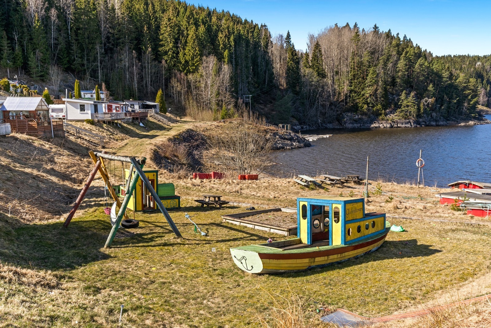 Lekeplass for barna, noe som gjør det ideelt for barnefamilier som ønsker både ro og aktiviteter i nærheten. Galleribilde