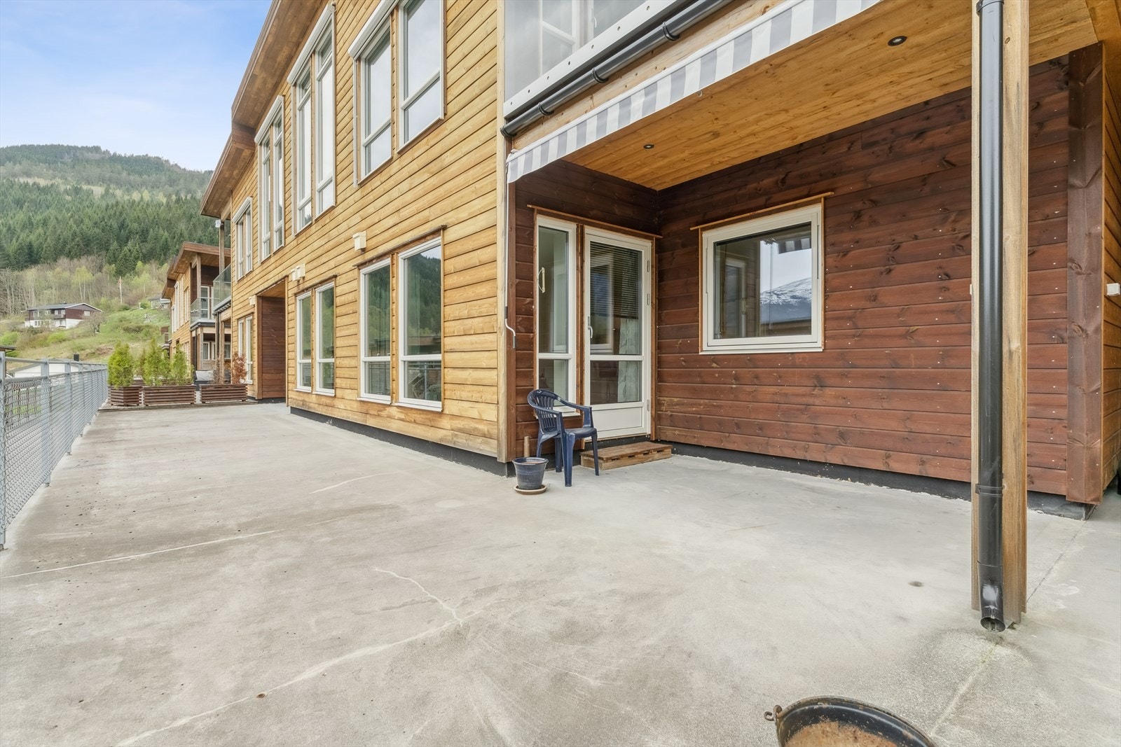 Delvis overbygd terrasse med betongdekke. Galleribilde
