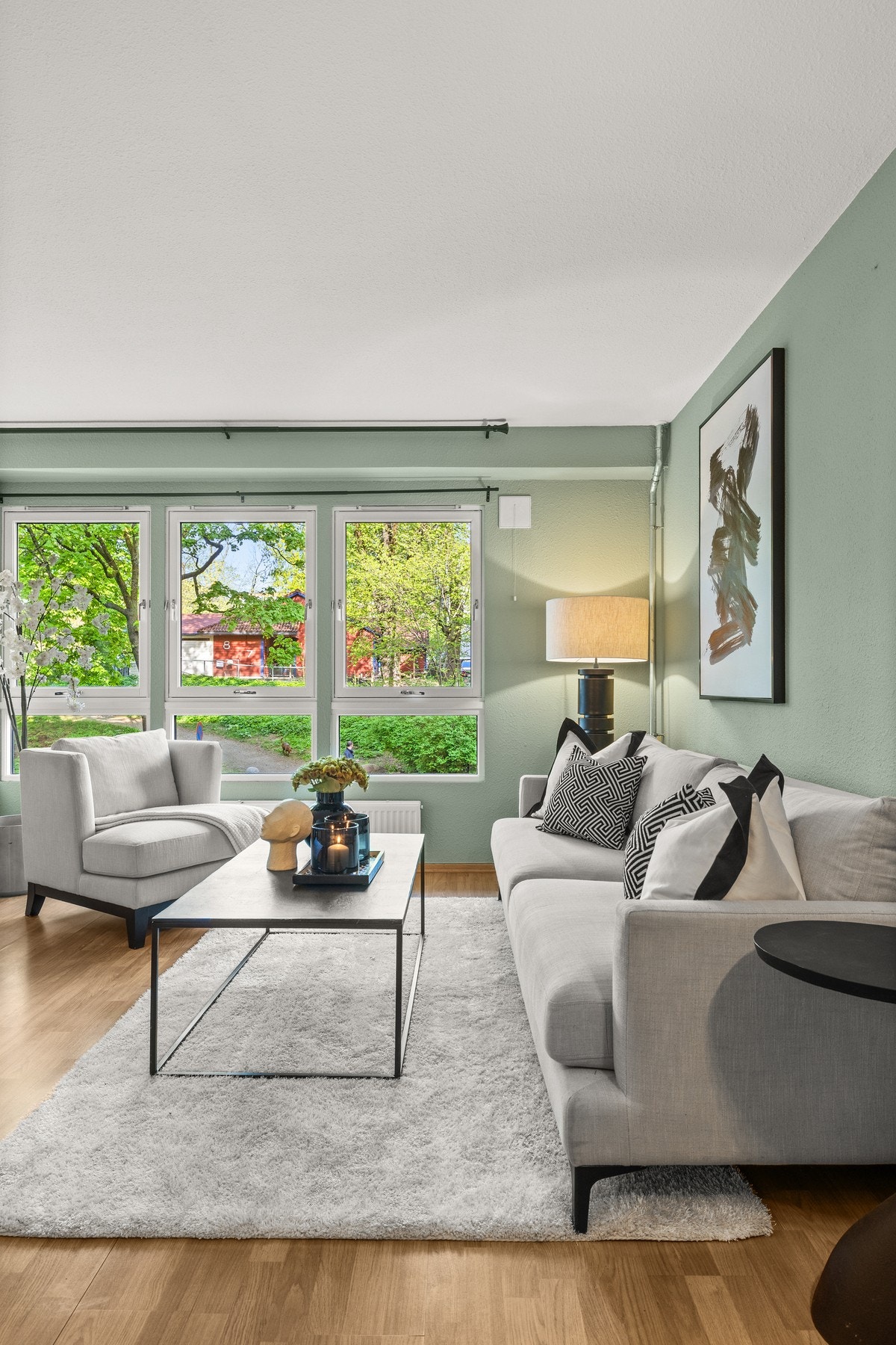 God plass til sofa, stoler, bord og tilhørende mediemøblement. Galleribilde