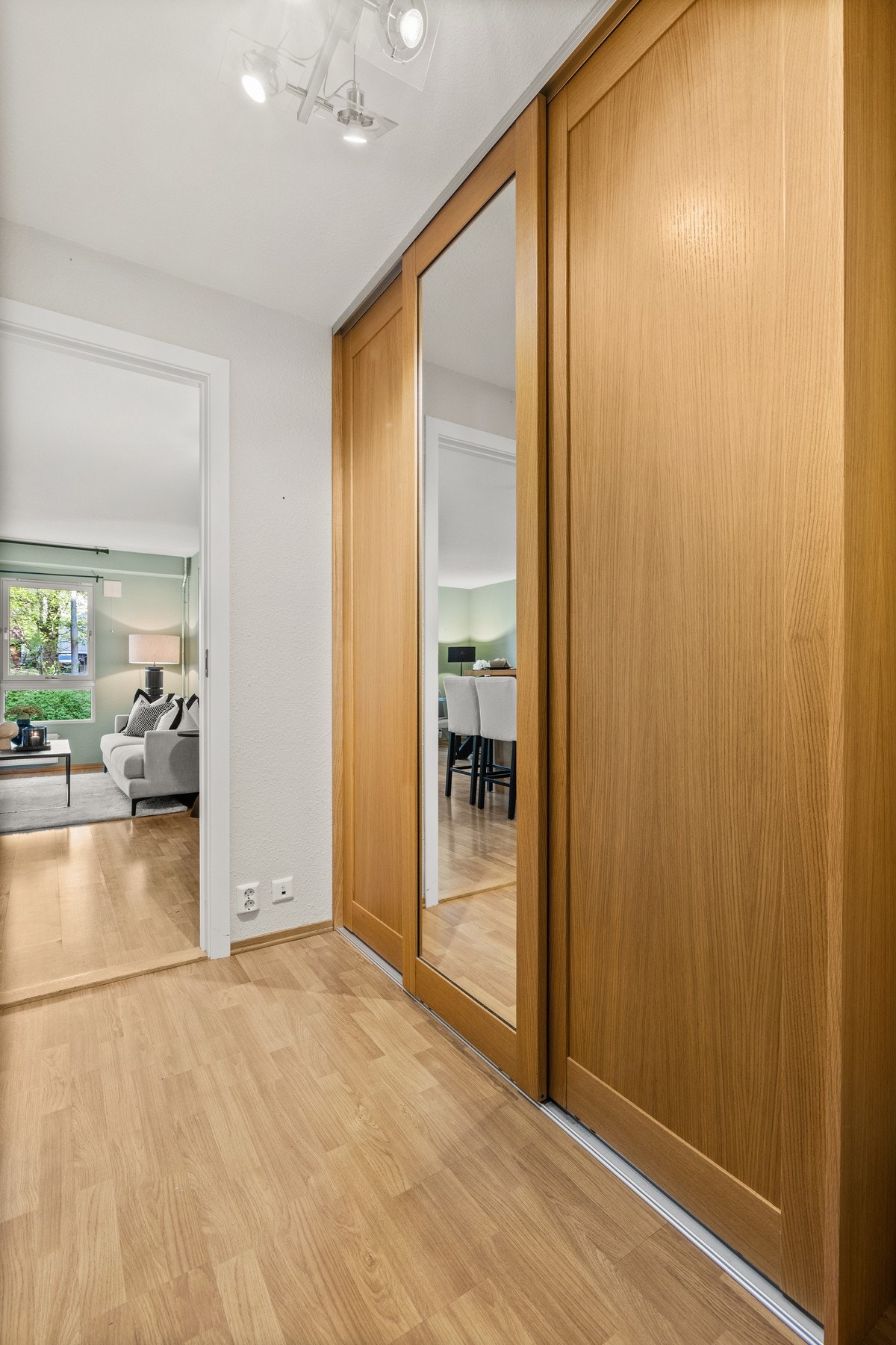 Entré med stort garderobeskap. Galleribilde