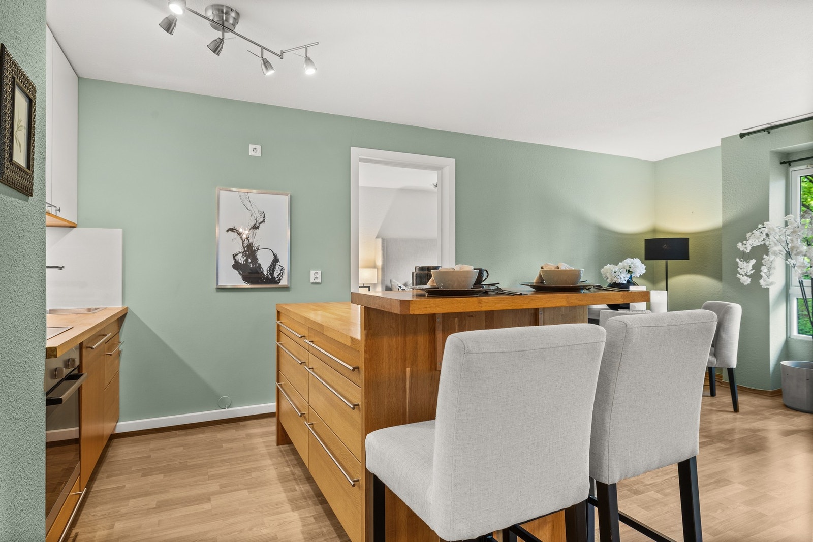 Kjøkkenøyen har i tillegg barløsning med plass til to stoler. Galleribilde