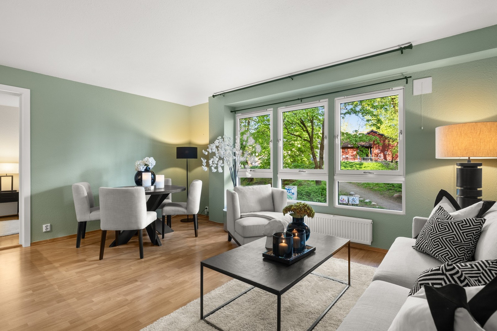 Leiligheten er trivelig med store vindusflater som slipper inn rikelig med naturlig lys. Galleribilde