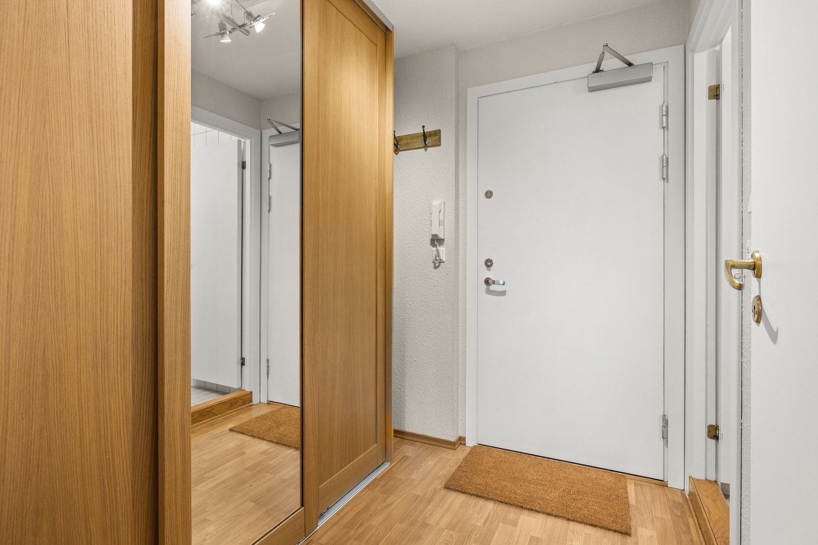 Adkomst via felles trappeoppgang med dørcalling og heis. Galleribilde