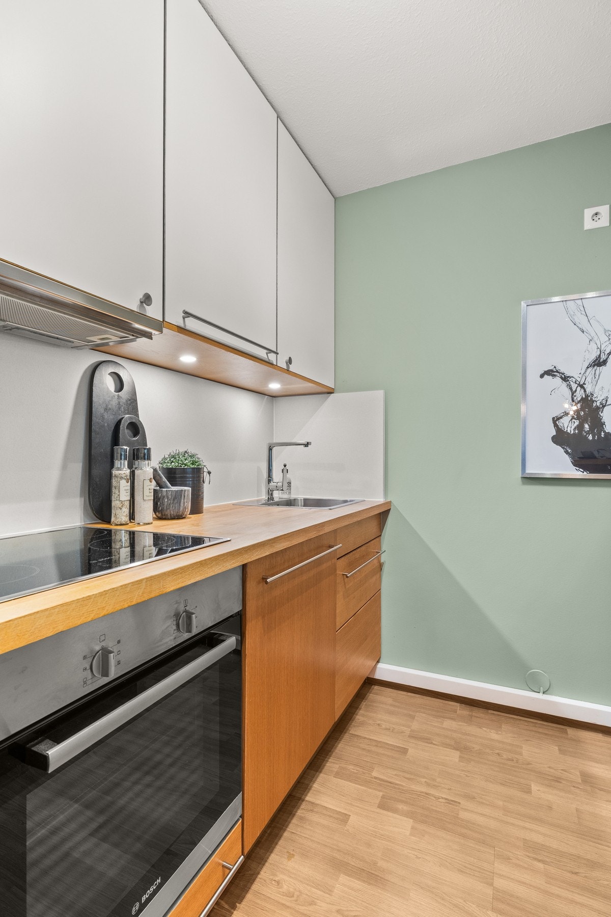 Det er integrert induksjonstopp og oppvaskmaskin, samt kjøleskap med frysedel plassert i nisje. Galleribilde