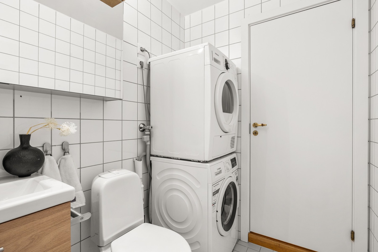 Det er opplegg og plass for både vaskemaskin og tørketrommel. Galleribilde