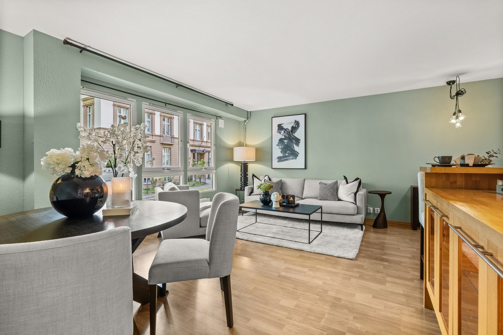 Man får naturlige soner både for sofakrok og spisestue. Galleribilde