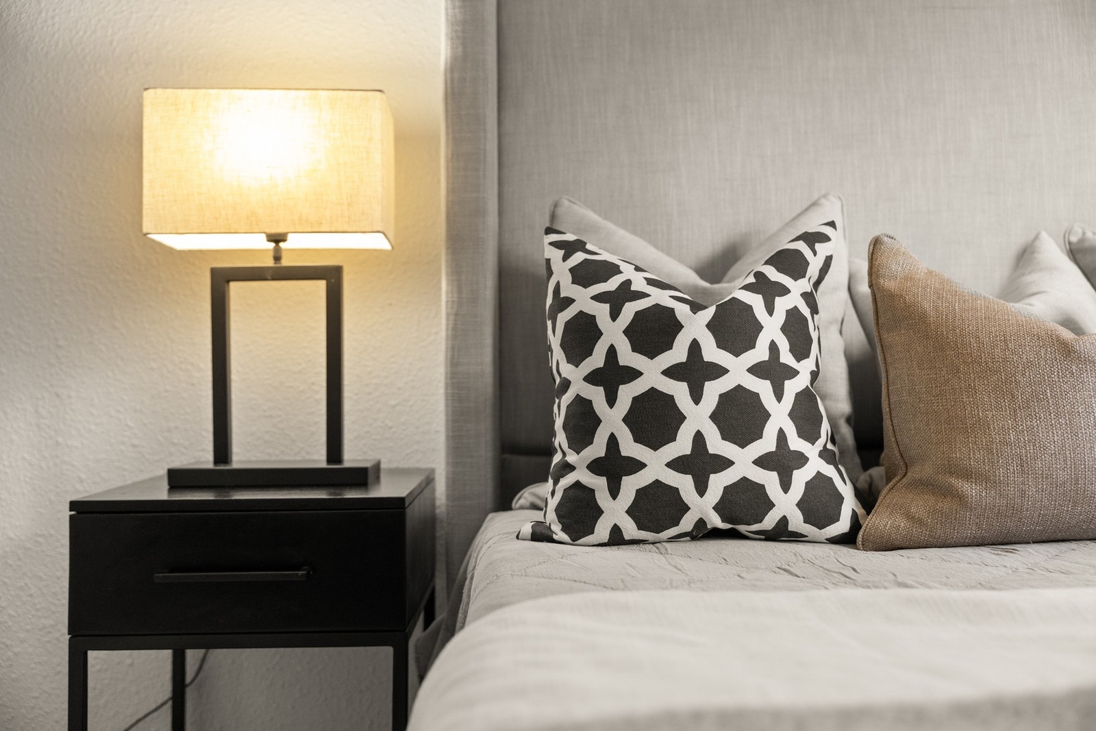 God plass til dobbeltseng og tilhørende nattbord på begge sider. Galleribilde