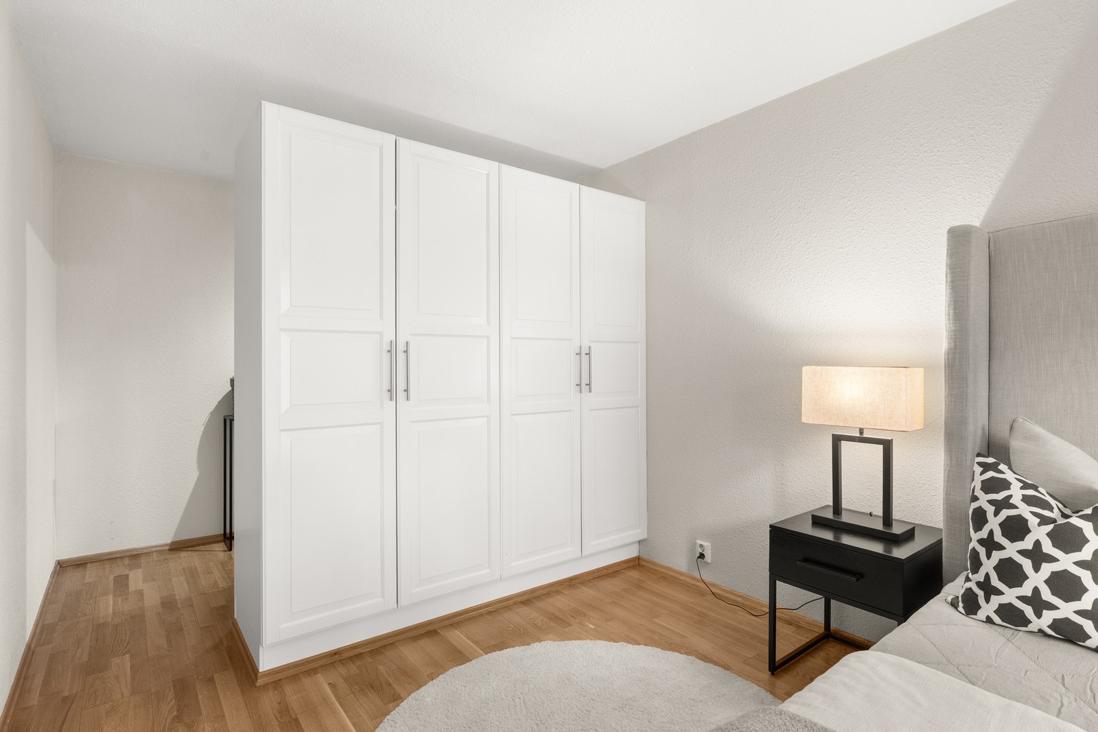 Det er rikelig med plass for oppbevaring i medfølgende garderobeskap. Galleribilde