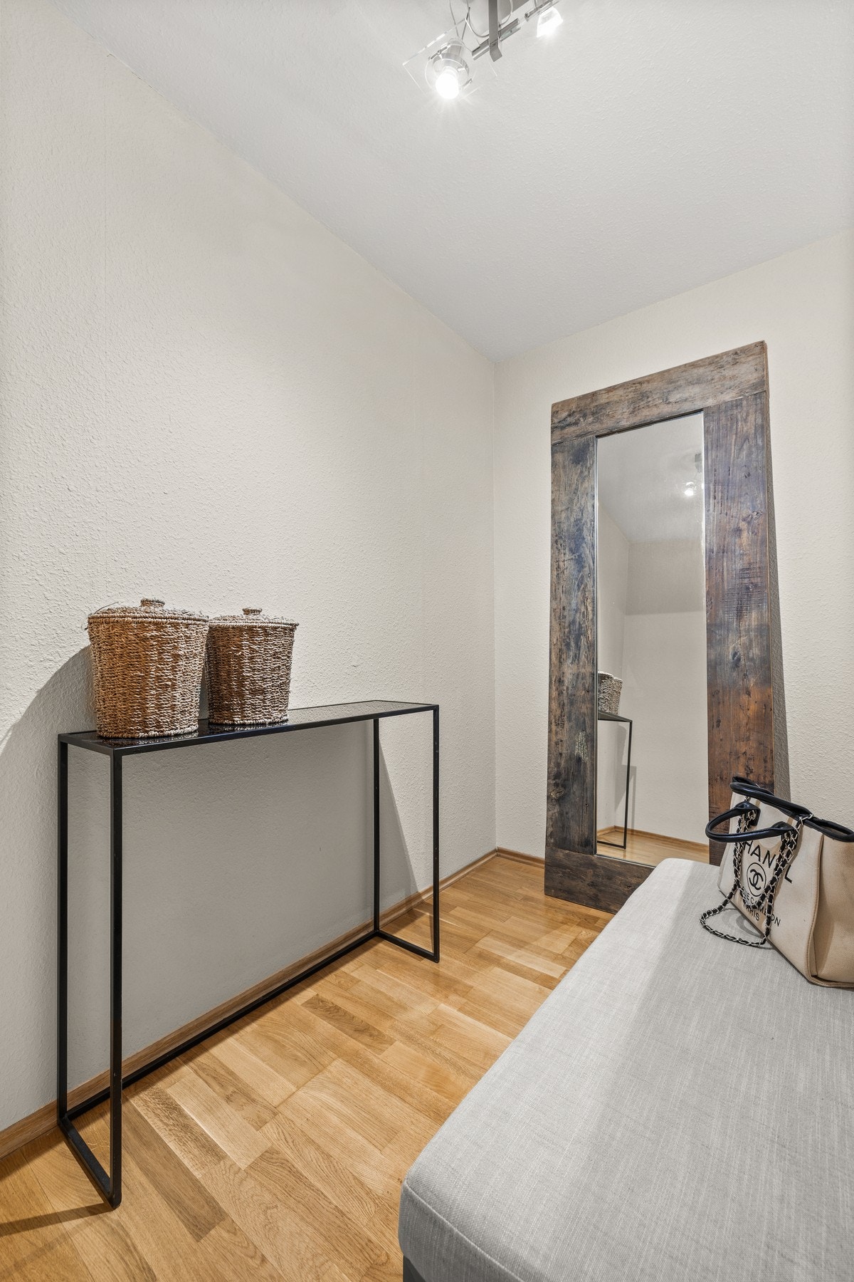 I bakkant av garderoben er det også ytterligere plass for oppbevaring. Galleribilde